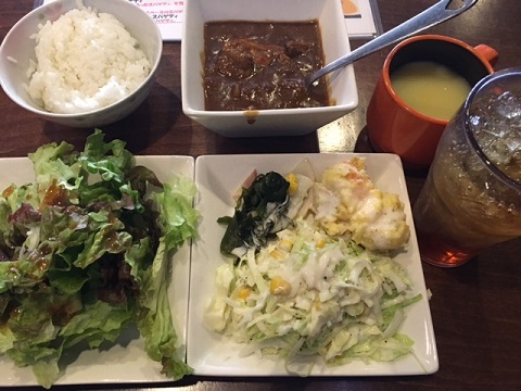 8-cafe京王八王子店の食べ放題のカレーやサラダ