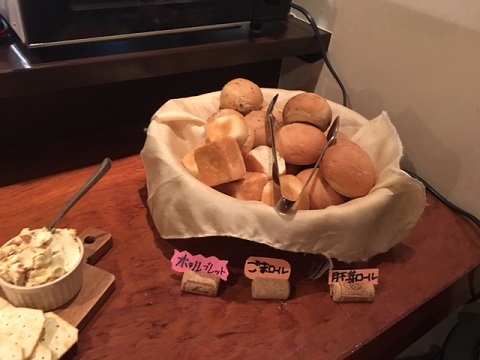 WINE BAL BiBBER 府中店の食べ放題のパン