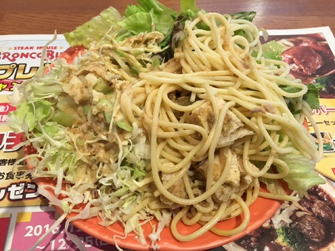 ブロンコビリー町田多摩境店のサラダバーのサラダや惣菜を盛りつけた皿