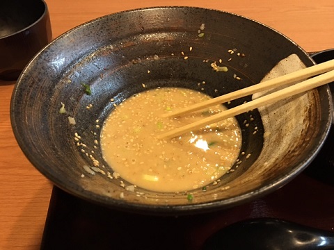 節極聖蹟桜ヶ丘店の節そばの麺を食べてスープがほとんど残っていない丼