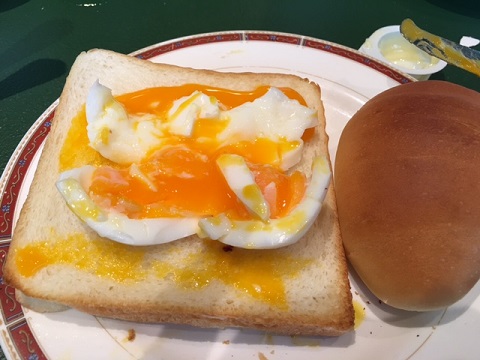 シンプルにゆで卵だけを乗せたトースト