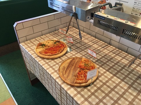 食べ放題のピザが置いてあるテーブル