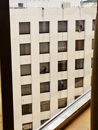 京王ビルの窓を清掃している人たちの画像