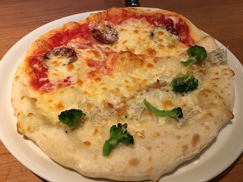 モダンパスタのシーフードカレー、ソーセージマヨコーンのピザ