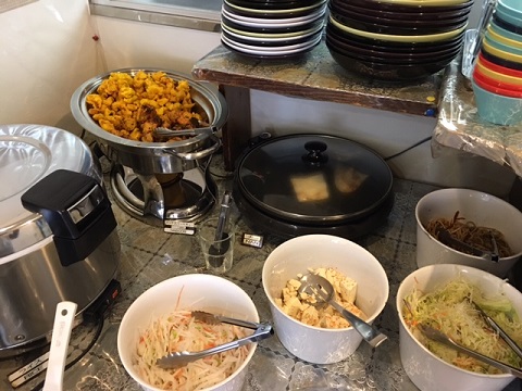 ムガルキッチン国領店のナンやライス、サラダなどの食べ放題のコーナー