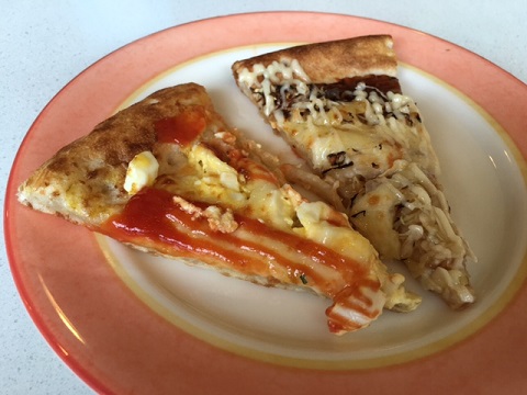 オリーブの丘の食べ放題のお好み焼きピザとタマゴサラダピザ