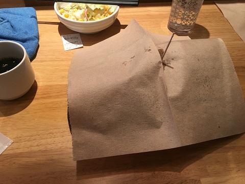 提供された紙に覆われた松ステーキ