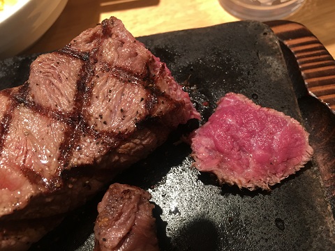 ナイフで切った断面が真っ赤なベリーレアの松ステーキ