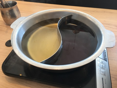 二種類の出汁が入ったしゃぶしゃぶの鍋
