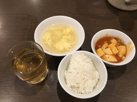 軼菁飯店の食べ放題の麻婆豆腐とご飯